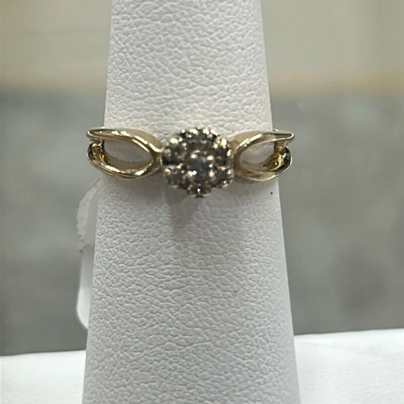 154130 14k yg diamond flower ring